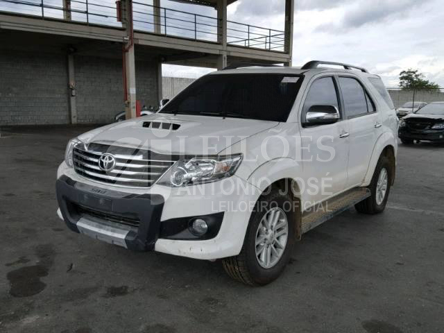 LOTE 023 - Toyota Hilux SW4 3.0 TDI 4x4 SRV 7L 2014