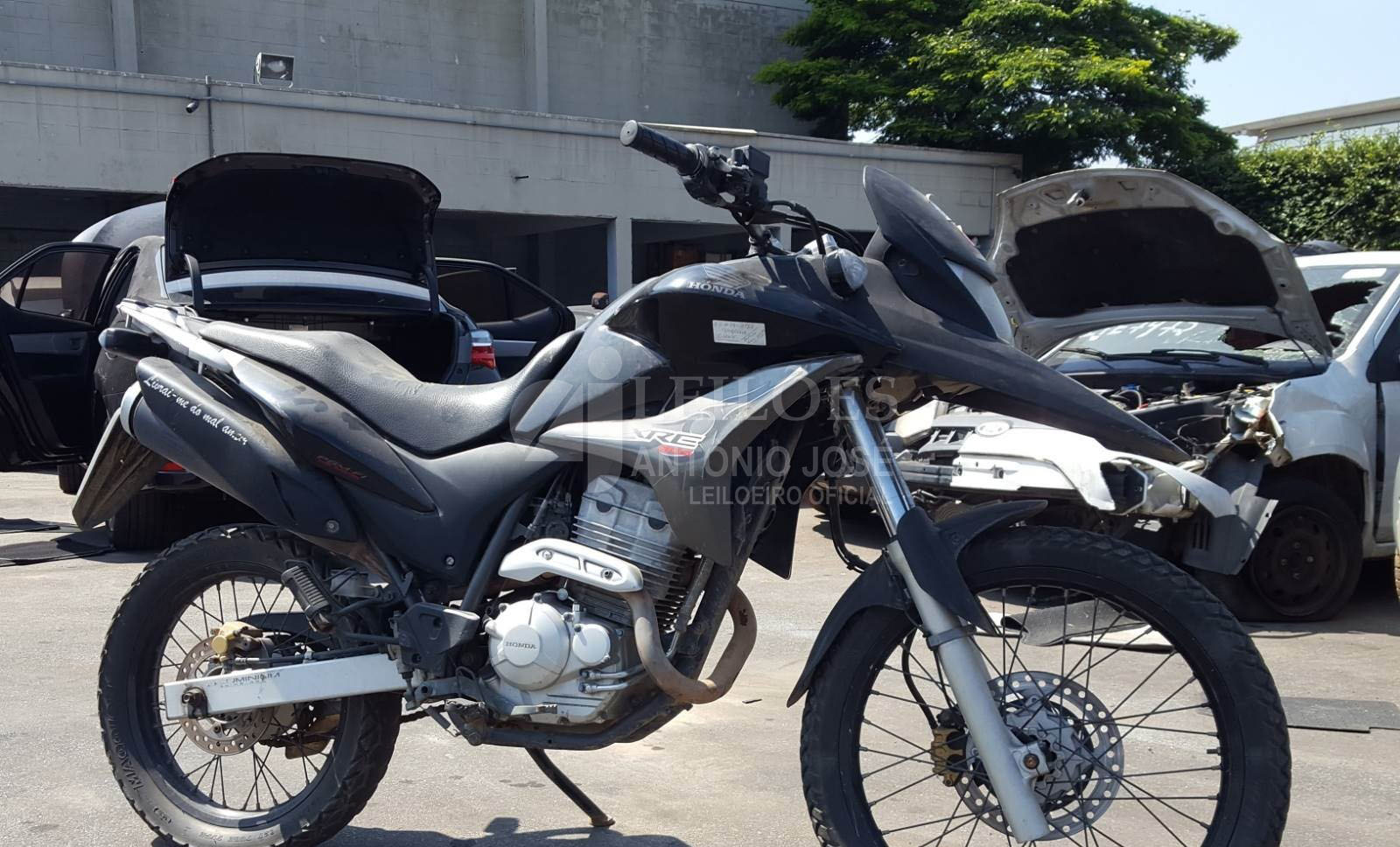 LOTE 019 - HONDA XRE 300 2010