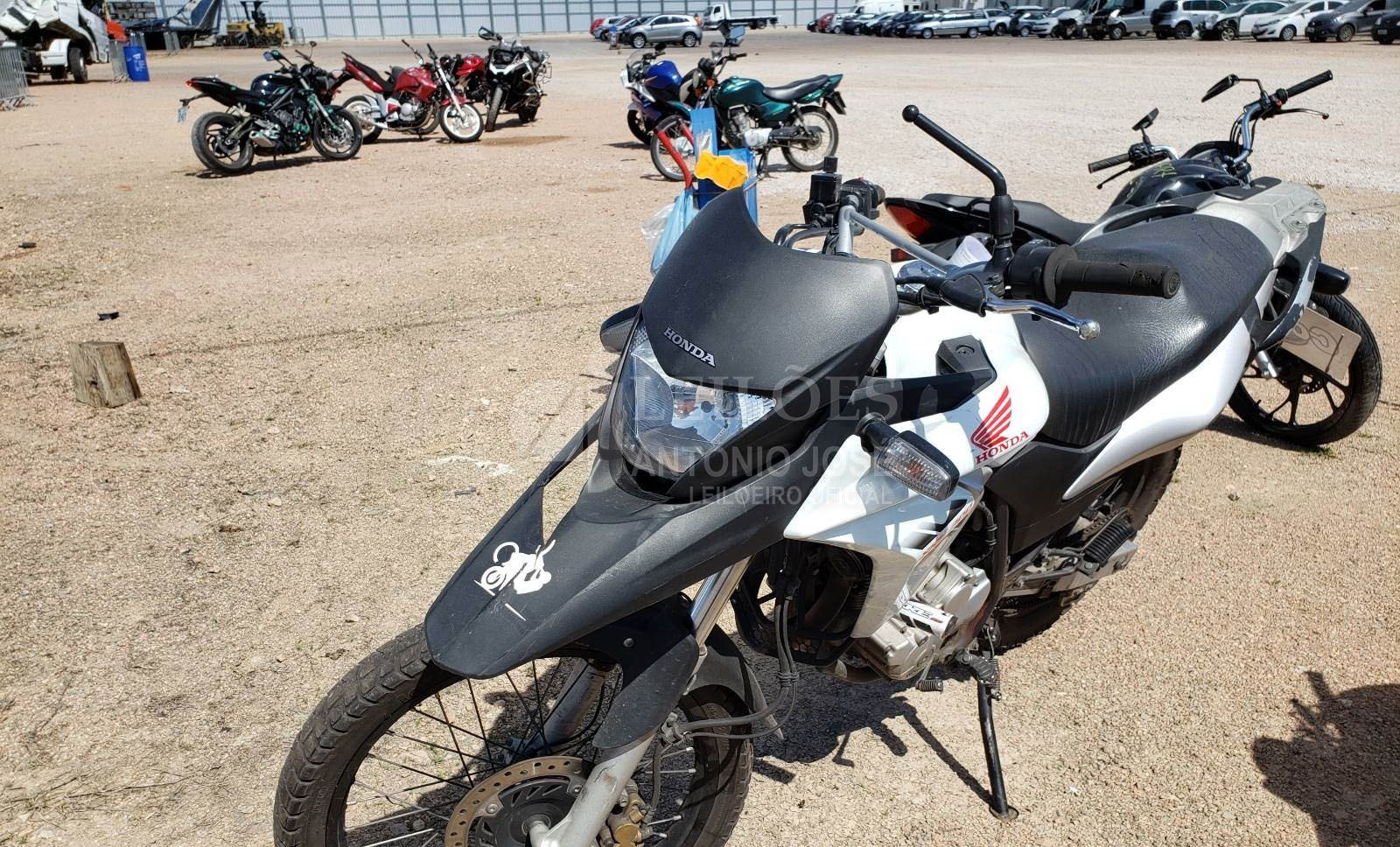 LOTE 020 - HONDA XRE 300 2014